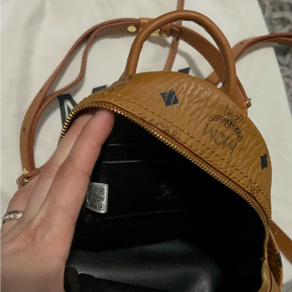 Authentic of MCM

* Good Condition

* It's come with dust bag & authentic cards - Picture 10 of 11